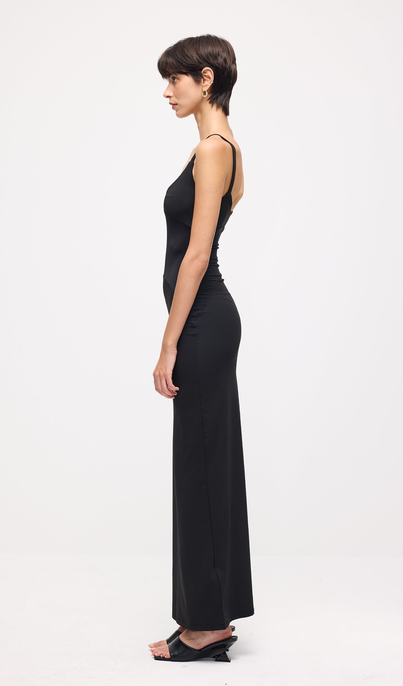 Solid Sleeveless Curve Maxi Dress In Black
