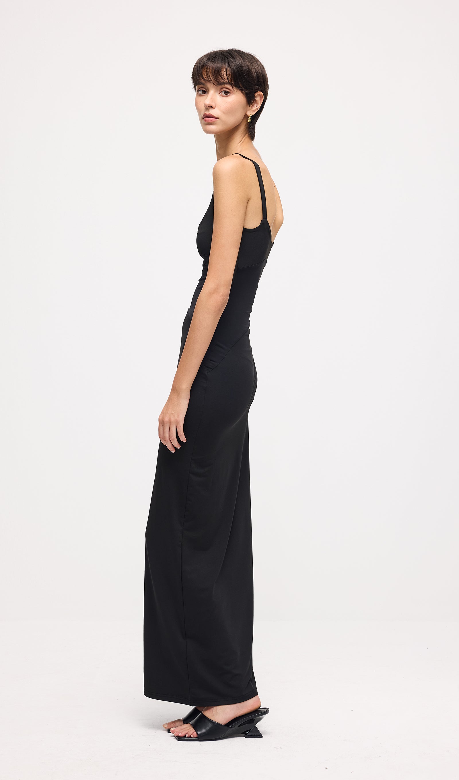 Solid Sleeveless Curve Maxi Dress In Black
